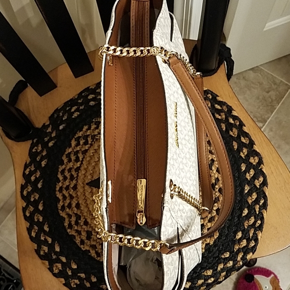 Brand new Michael Kors jet set travel purse - Picture 2 of 4